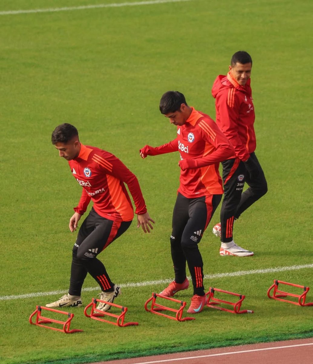 🚨🇨🇱Alexis Sánchez on his future: “In principle, I'm going to Chile to the club I love.”

“I want to play, I want to get playing time to earn a spot in the starting 11. I want to establish myself at Universidad de Chile, be an undisputed starter, and win titles with this club,”