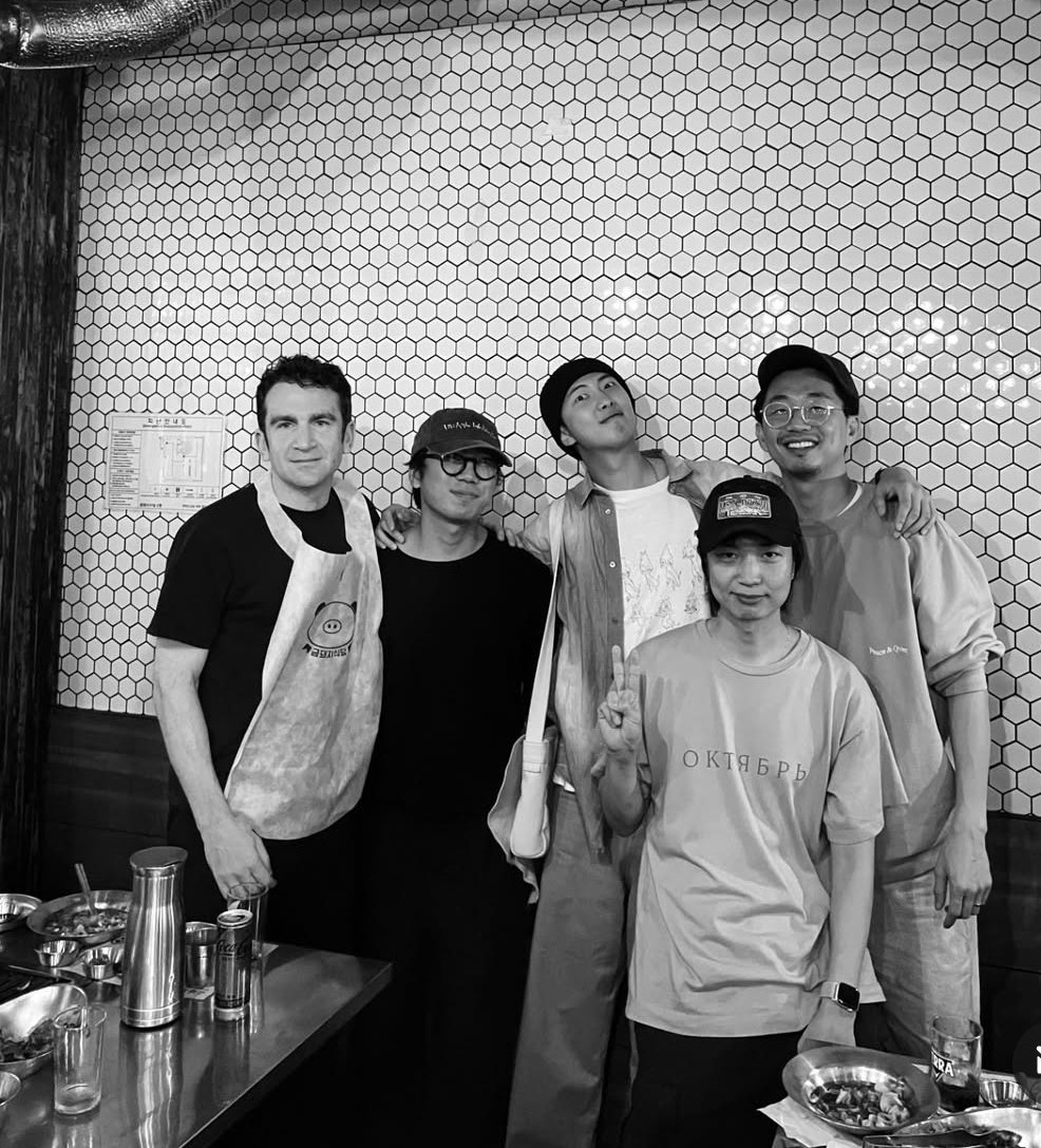 01rkive's tweet image. 모든 일은 예정대로 일어납니다

모든 순간, 결정, 선택, 만남, 사람, 실수, 교훈, 앞으로 나아가다, 뒤로 물러서다, 상심, 사랑, 실패, 돌파구, 꿈... 이 모든 것이 당신의 삶 전체를 이루는 작은 점들입니다. 각각의 경험은 다음 경험으로 이어지고, 비록 지금은 모든 것이 흩어져 있는 것처럼…