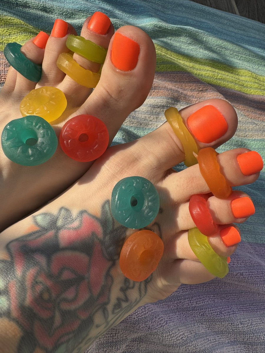 CometVega's tweet photo. I have a sweet summer treat for you🤭🍬 Care to indulge a little?🍭
#feet #footfetish #footworship #toesucking #candy #footlicking #footworshipping https://t.co/HAjTHdkOdf