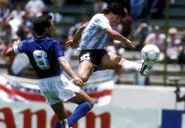 WalterRotundo's tweet image. Hoy se cumplen 39 años de la segunda vez que Maradona rompió las leyes de la física.