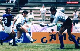 WalterRotundo's tweet image. Hoy se cumplen 39 años de la segunda vez que Maradona rompió las leyes de la física.