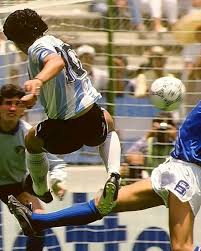 WalterRotundo's tweet image. Hoy se cumplen 39 años de la segunda vez que Maradona rompió las leyes de la física.