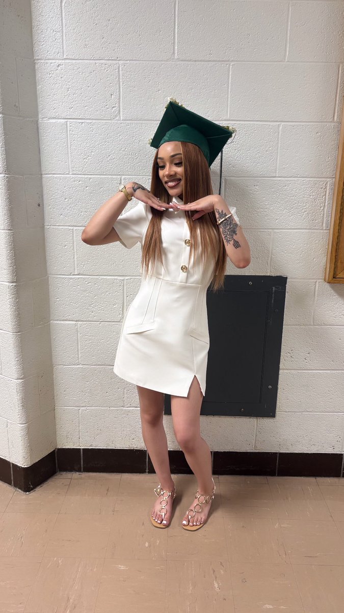 kayayvette1's tweet image. Bitch I did the damn thingggggg #done #capsoff #classof2025 😇