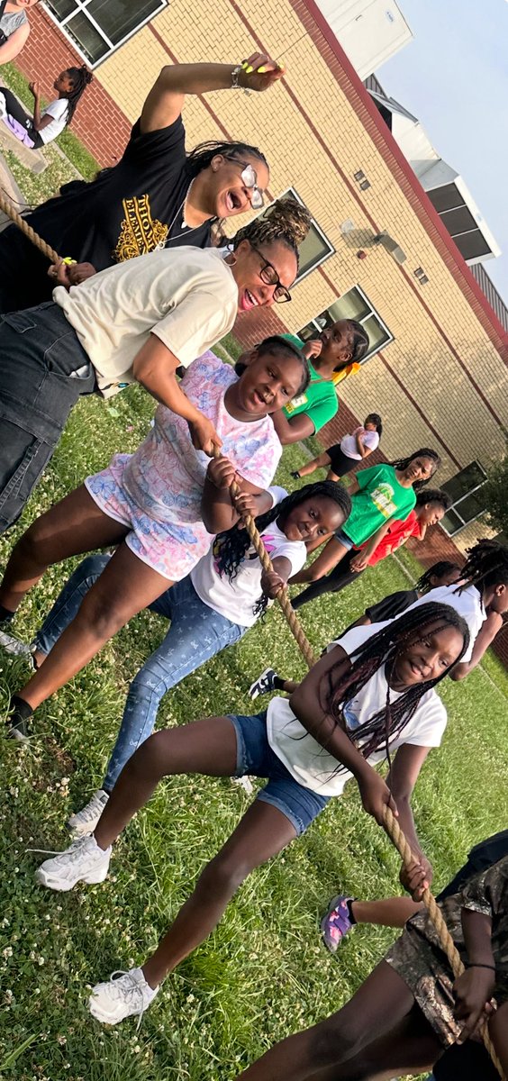 SamuelBrazielSr's tweet photo. Thank you @nwhite4002 and @ChanteGary for pushing our @Thompsonhisd staff and students to #learnhard #teachhard and #playhard this school year . #lastdayofschool @HoustonISD @HISDSupe https://t.co/tcTnf4Ktg8