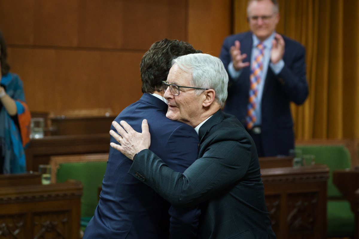 JustinTrudeau's tweet image. C'est avec beaucoup de tristesse que j'ai appris le décès de Marc Garneau. J'ai rencontré Marc pour la première fois lorsque j'étais à l’école, au début des années 1980. J'étais alors en admiration devant son service et son courage, et j'ai continué à l'être lorsque j'ai eu le…