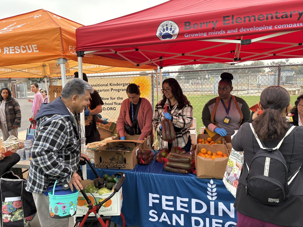 berry_bears1's tweet image. Another fantastic morning serving food to our community through @FeedingSanDiego 14 different food items given to 75 families this week! We LOVE this partnership and all it does for our community! BEARS RISE UP! ❤️🐻💪🏻@SBUSD_NEWS @ProsapioJ
#growththroughGRIT #sbusdDreamBuilding