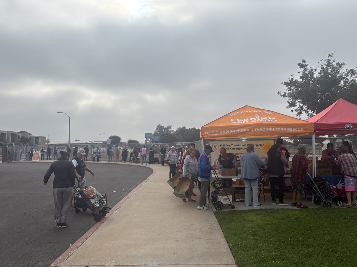 berry_bears1's tweet image. Another fantastic morning serving food to our community through @FeedingSanDiego 14 different food items given to 75 families this week! We LOVE this partnership and all it does for our community! BEARS RISE UP! ❤️🐻💪🏻@SBUSD_NEWS @ProsapioJ
#growththroughGRIT #sbusdDreamBuilding