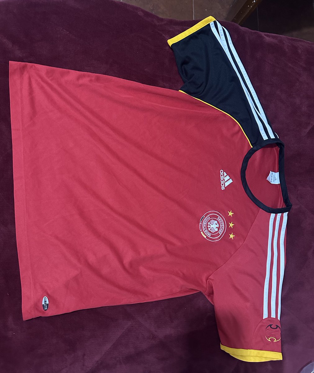 EnzzoOjeda87's tweet photo. Buenas gente! Hoy me llegó un pedido que hicimos con mi hermano hace aproximadamente un mes. Todo excelente.
 Lo único, esta camiseta de Alemania de entrenamiento 2005-2007 es talle L pero realmente va para un S de largo. No me queda. 
Si a alguien le sirve, me escribe. Gracias! https://t.co/RcRuDuoaDT