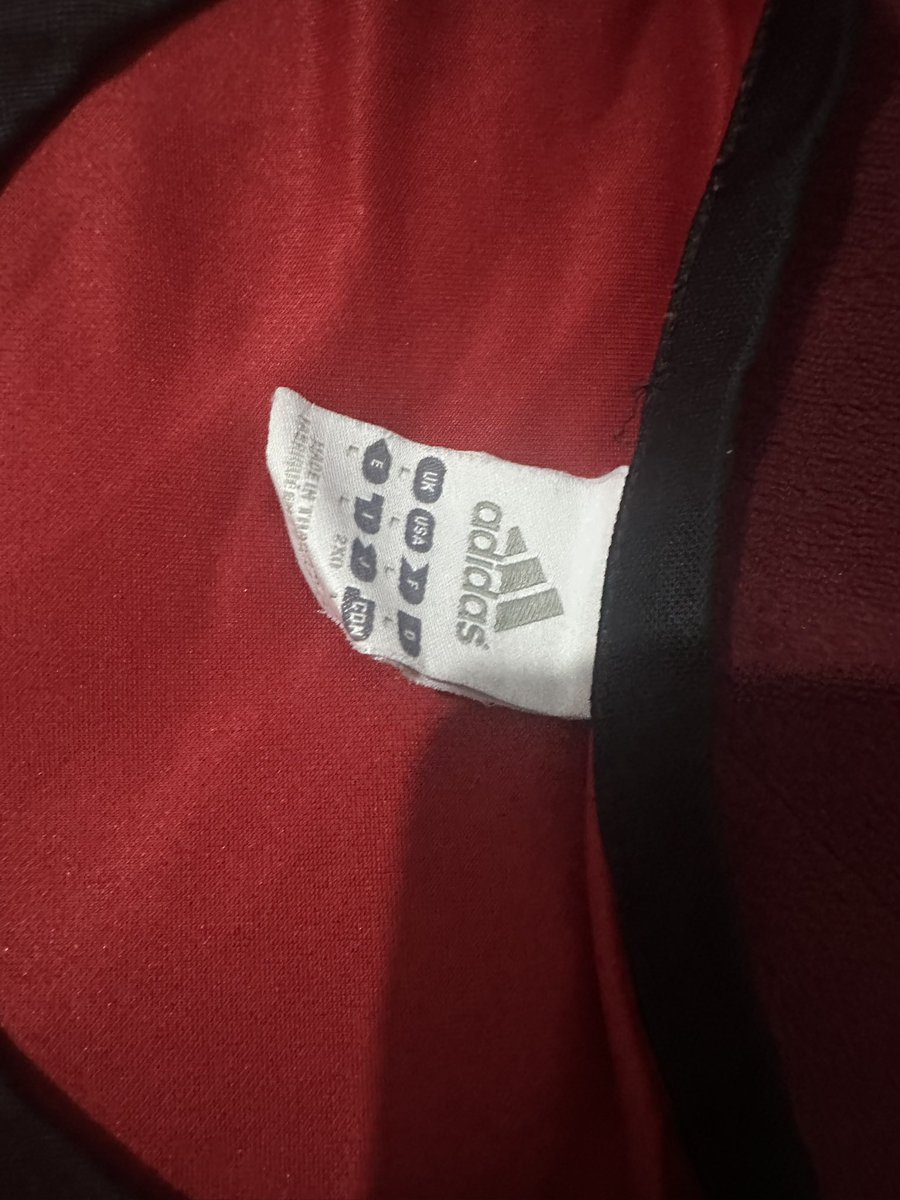 EnzzoOjeda87's tweet photo. Buenas gente! Hoy me llegó un pedido que hicimos con mi hermano hace aproximadamente un mes. Todo excelente.
 Lo único, esta camiseta de Alemania de entrenamiento 2005-2007 es talle L pero realmente va para un S de largo. No me queda. 
Si a alguien le sirve, me escribe. Gracias! https://t.co/RcRuDuoaDT