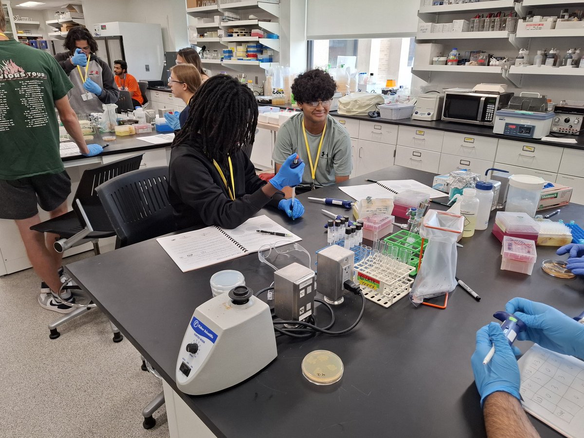 GermJuggler's tweet photo. Second afternoon in the lab. Checking the results of #EauThatSmell and transforming bacteria and yeast. #BioBuilder #EngineeringWithBiology @MissouriSandT @sandtcase https://t.co/vJSylXahAZ