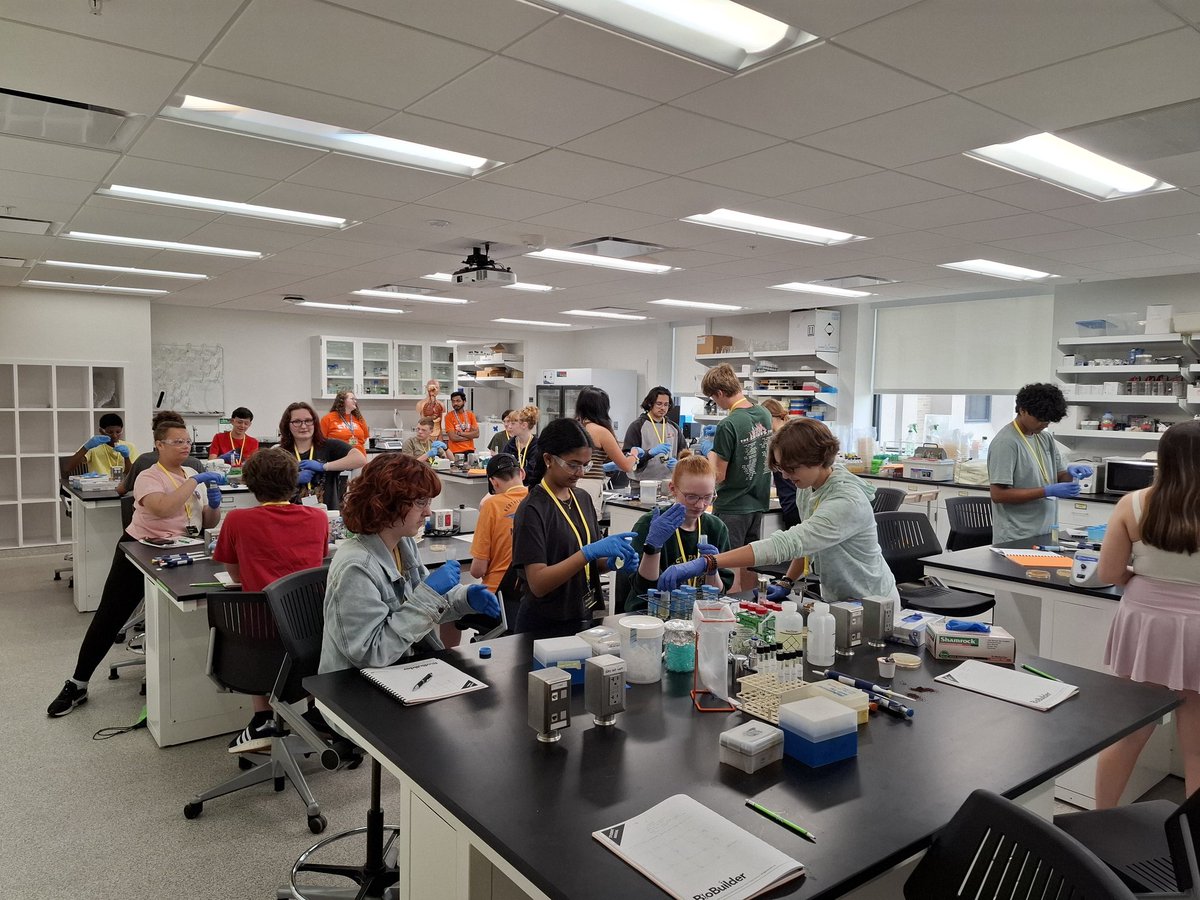 GermJuggler's tweet photo. Second afternoon in the lab. Checking the results of #EauThatSmell and transforming bacteria and yeast. #BioBuilder #EngineeringWithBiology @MissouriSandT @sandtcase https://t.co/vJSylXahAZ