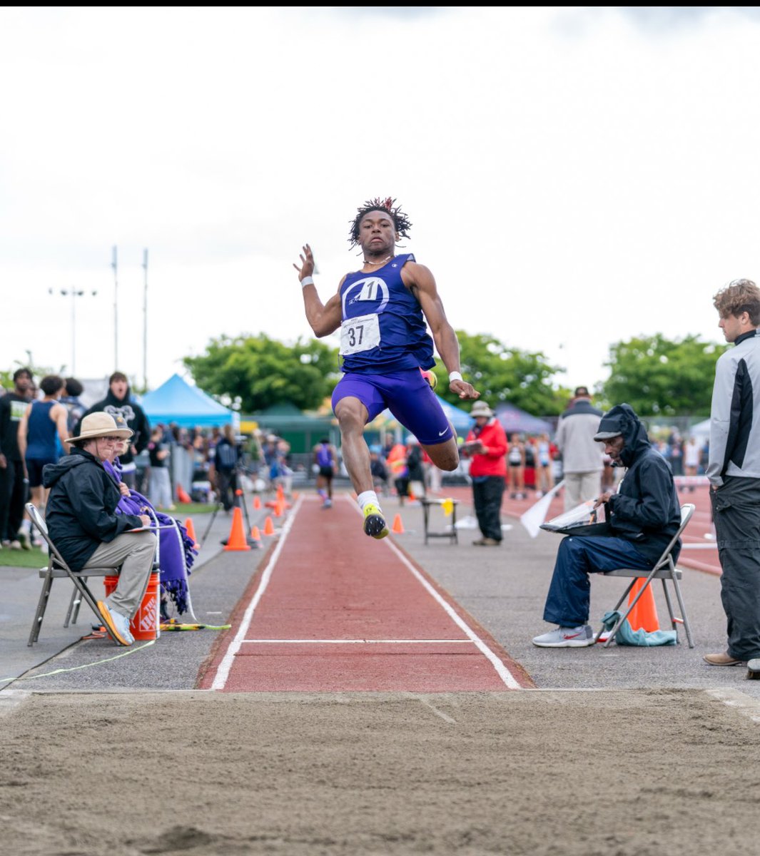 Zeke_Hawkins1's tweet photo. Junior Year Season PRs:
100m 10.80 
Long Jump 21’8 ft 
Triple Jump 44’0 ft
High Jump 6’6 ft 
@CoachPortz 
now spring football https://t.co/1YqUM1Rjge