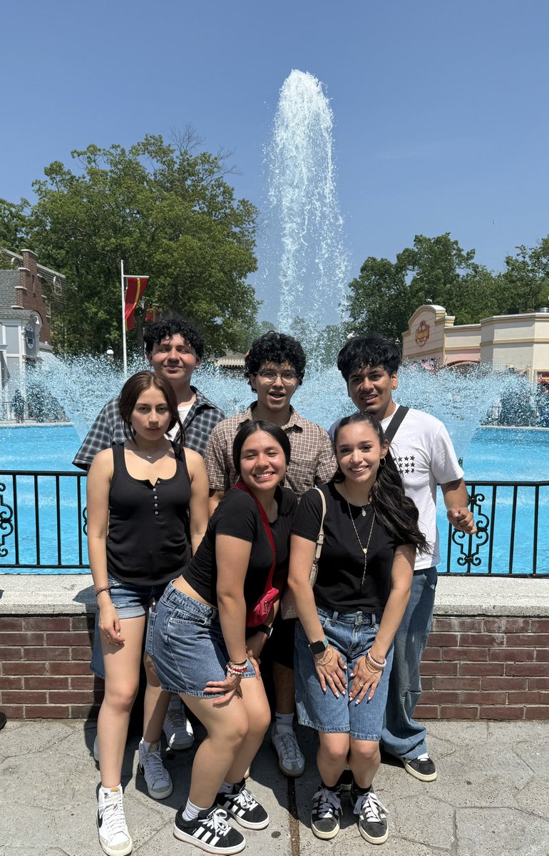 czam2974's tweet photo. What a beautiful day for our #ClassOf2025 - This year our seniors enjoyed a fun filled day @SixFlags Great Adventures! What else is there to say? #PHSpride  #KeepingThePromise https://t.co/OHmhfsnT7s