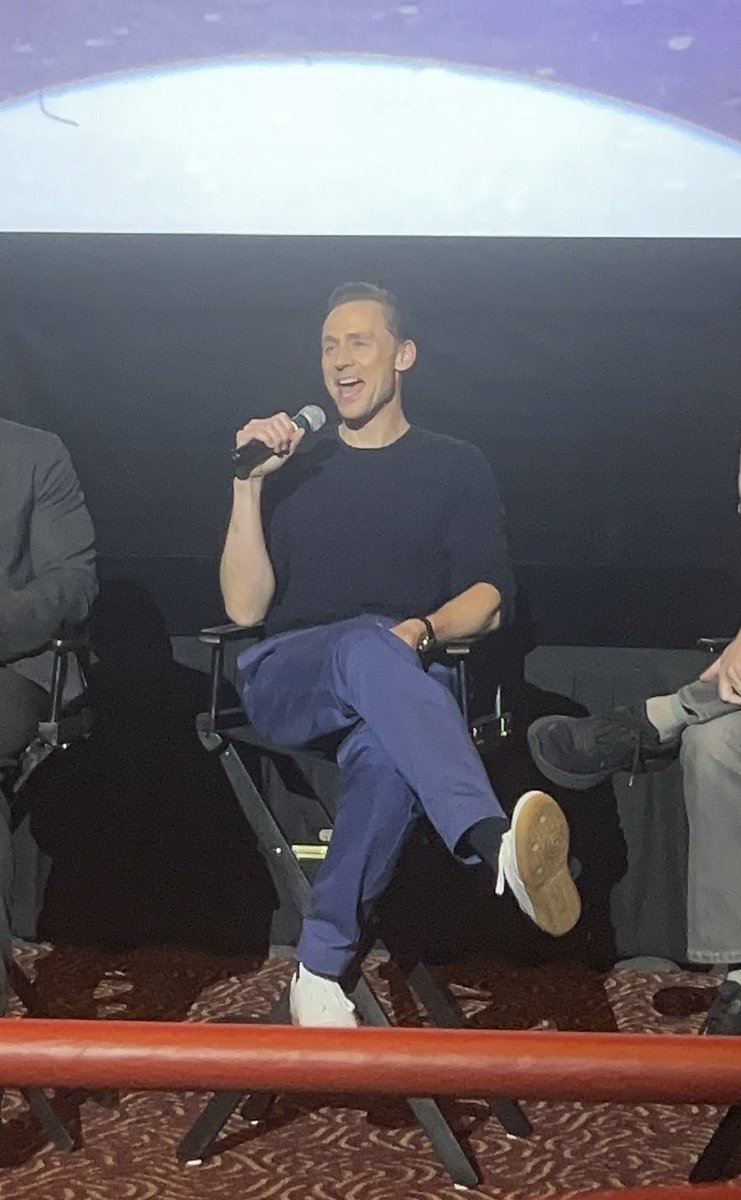 lokisdoki's tweet image. how can tom hiddleston look that fine and then become a cutie within seconds