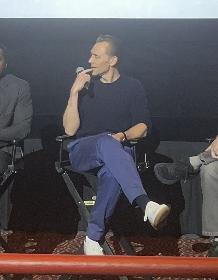 lokisdoki's tweet image. how can tom hiddleston look that fine and then become a cutie within seconds