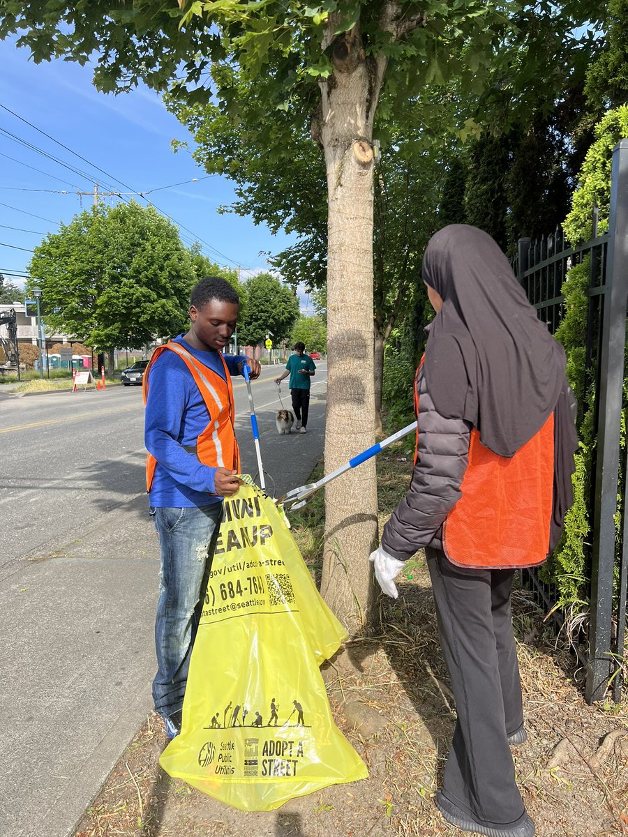 FN_Jana's tweet photo. The RBAC Beautification team is activating right now at Mapes Creek! We’re here from 4:30-7:30pm, come stop by. @rainierbeach #rbac #rainierbeachhighschool #lakewashington https://t.co/aVTNomo0wZ