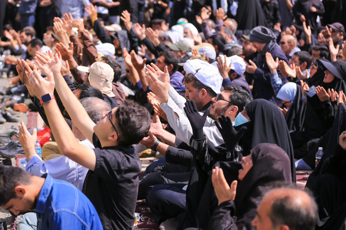 می‌گن امام برای نسل ما نیست… 
ولی ما هنوز پای قراریم.
#لبیک_یا_خامنه_ای