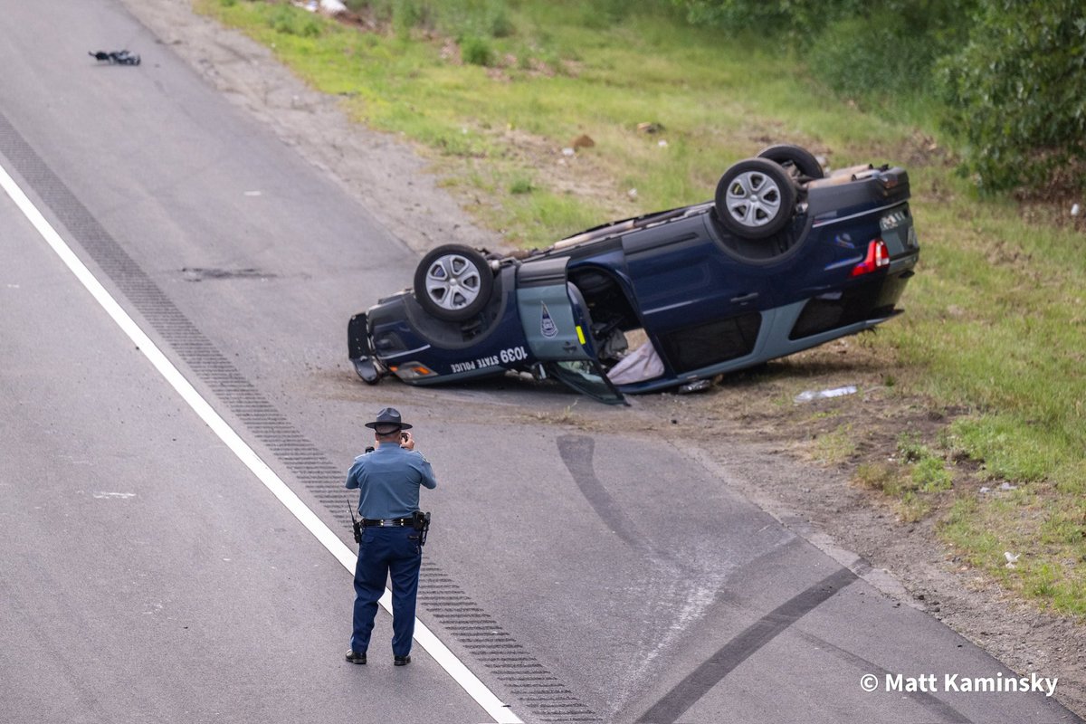 matty_kam's tweet image. 495 South in #Lowell briefly shutdown after rollover accident involving Massachusetts State Trooper.  #BREAKING