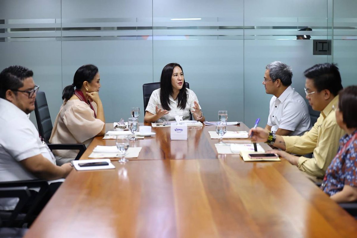 QCMayorJoy's tweet photo. Welcome to Quezon City, Mayor-elect Leni Robredo! ✨️ 

Malugod na tinanggap ni Mayor Joy Belmonte at mga kawani ng ating lokal na pamahalaan si former Vice President at Naga City Mayor-elect Leni noong siya'y bumisita kahapon para alamin ang best practices ng ating lungsod. https://t.co/qKNTBrGmF0