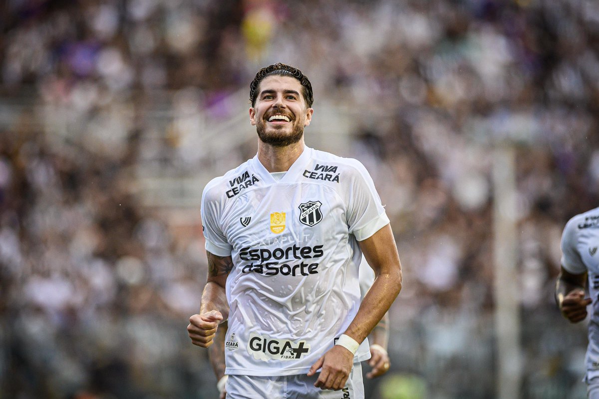 ACABOU O JEJUM ⚽️

Pedro Raul completa cruzamento de Mugni para empatar o jogo para o Ceará e encerrar a seca de gols.

Eram 8 jogos sem marcar com a camisa do Vovô.

A última vez tinha sido o doblete contra o Vasco, em 15 de abril.

📷: Davi Rocha/SVM
