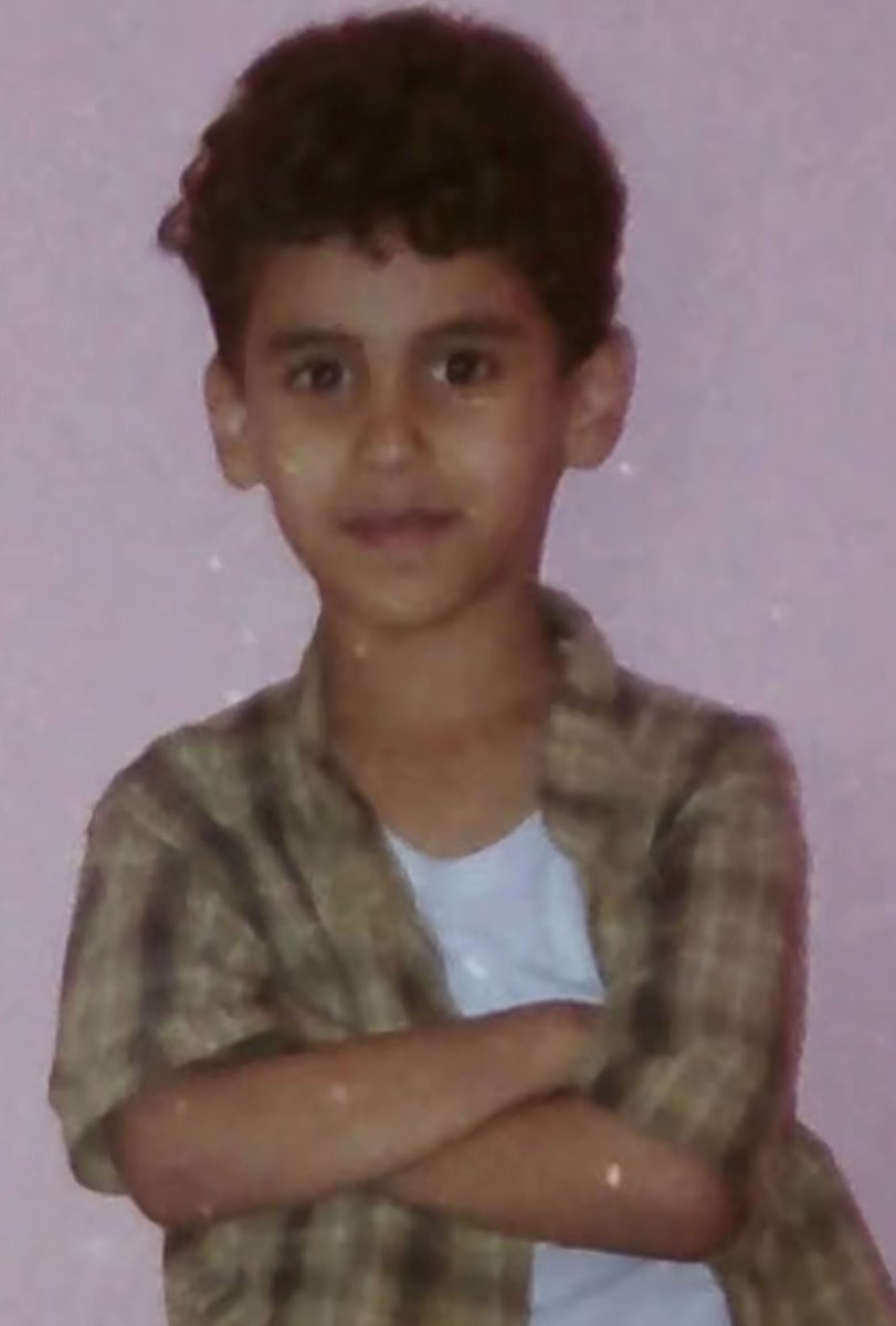 "يترك المرء جزءاً مِنهُ ثمنَ كُلِّ تجربة، لِذا يحنّ حينَ ينظُرُ إلى صورِ الطفولةِ، حينَ كانَ إنساناً كامِلاً."