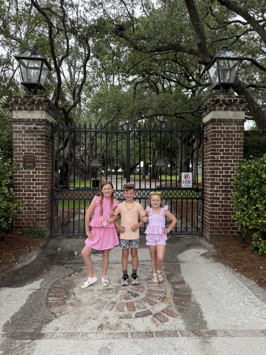 zglaze50's tweet photo. Girls got to see Sarah Cameron’s house! They were fired up!!  We are P4L tho… https://t.co/n8BYME4jL9