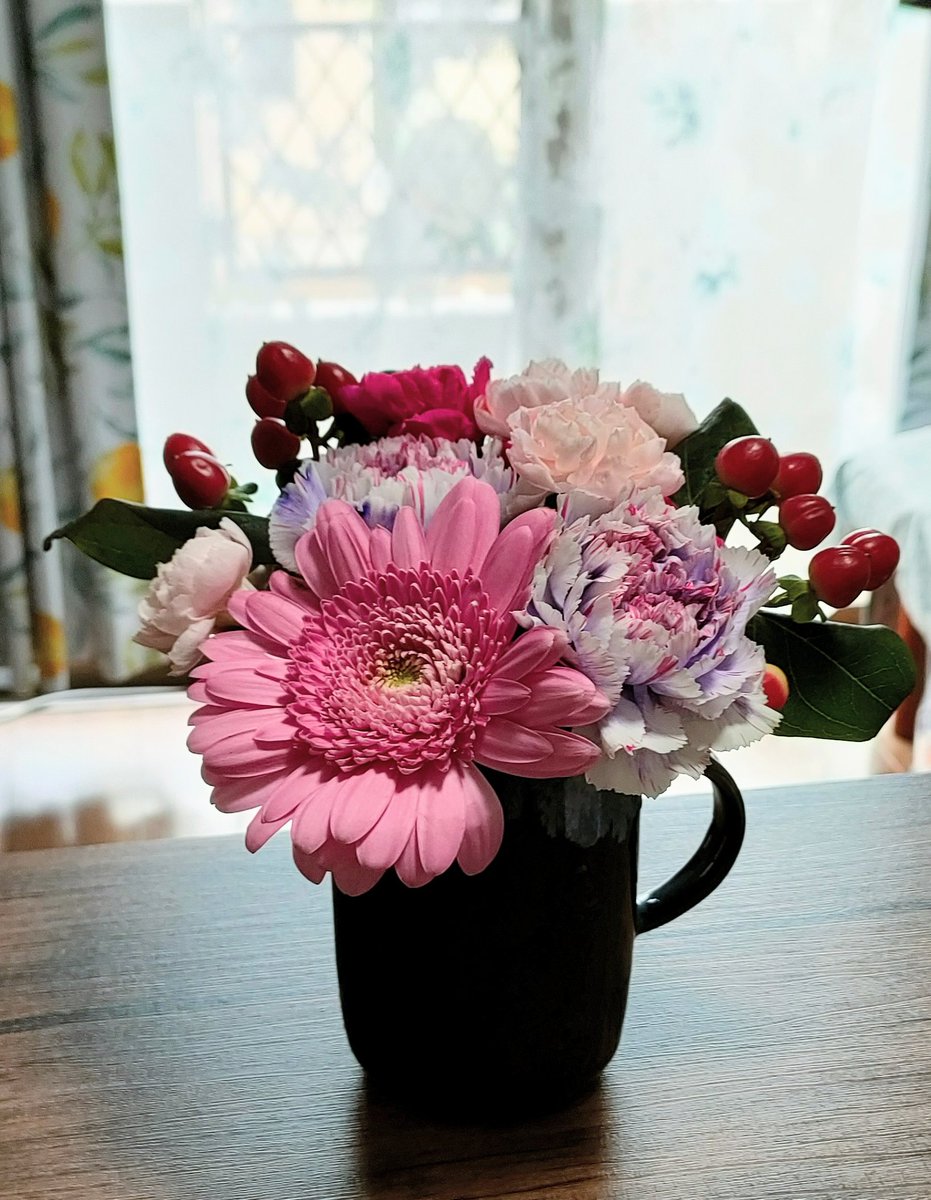 amimidayo's tweet photo. 昨日はライターで友人の飛田恵美子さん @emi229 にお祝いしていただきました。
きれいな花束までいただいて、とても嬉しかったです。
昨年に続き、ありがとうございました。
素敵なバースデーになりました💐 https://t.co/hYPCLfpTmV