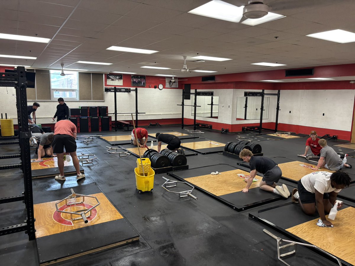 Spring Clean Up Day💪🏼

Thank you to my Cougar Strength students for all of their hard work. Now bring on Summer Training!