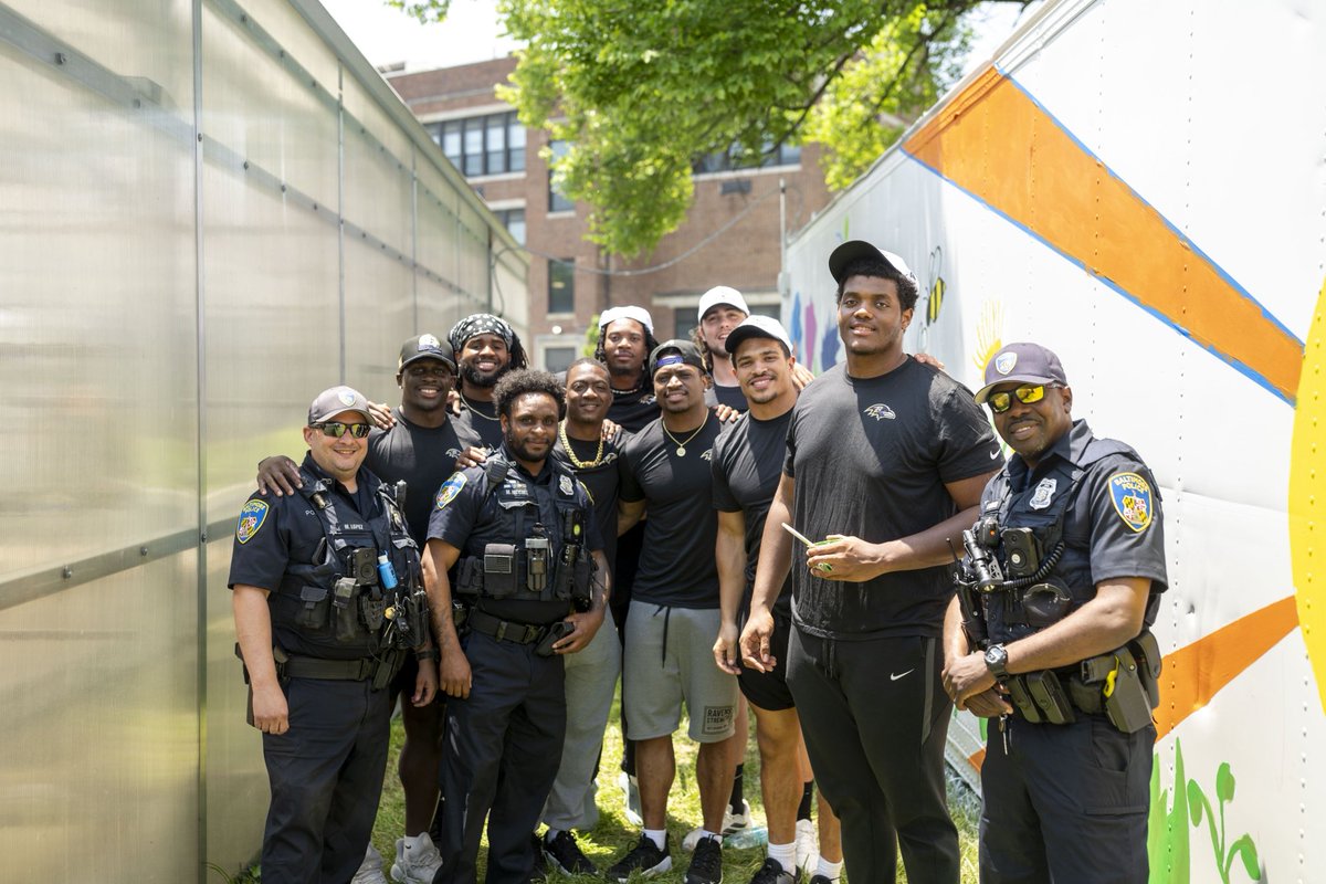 BaltimorePolice's tweet photo. During the Baltimore Ravens’ renovation project at Green Street Academy, they took a moment to express their gratitude to the officers who patrolled the area.
#BPDStrong #BaltimoreRavens #BaltimoreCommuity https://t.co/F4BdPd9anW