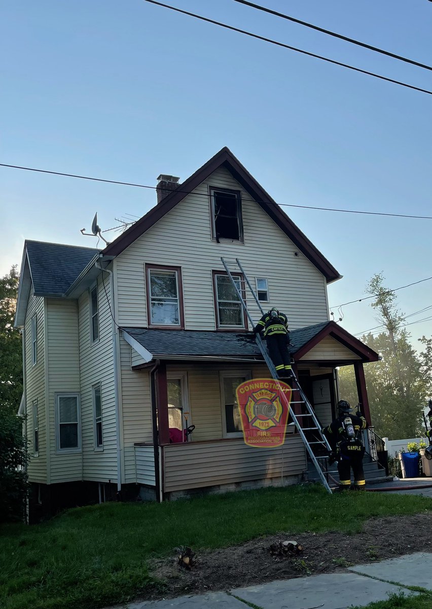 ctfirephoto's tweet photo. HOUSE FIRE IN PEEKSKILL, NY: CFPA New York State member Dave Kempter @KempterFireWire was on scene in Peekskill, NY this evening - at a working fire. #peekskillny #peekskillfire https://t.co/v8kWc0aWtY