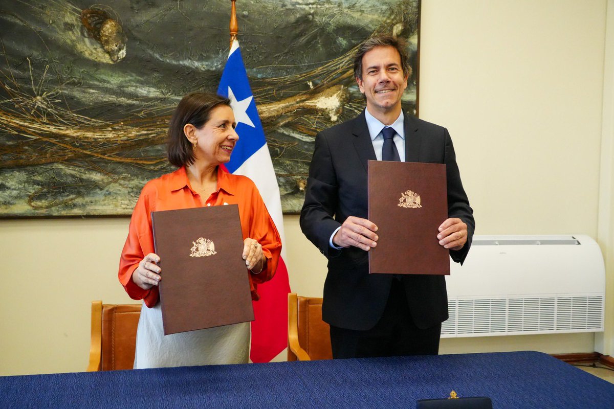 JuanCaMunozA's tweet photo. El acuerdo firmado hoy permitirá crear Humboldt Connect, que construirá este cable submarino cuyo largo (sólo para que se hagan una idea) casi alcanza la mitad de la circunferencia de la Tierra! 🌎 
Es primera vez que Google se embarca en una asociación público privada así. 

2/3 https://t.co/8sJMAKlQeD
