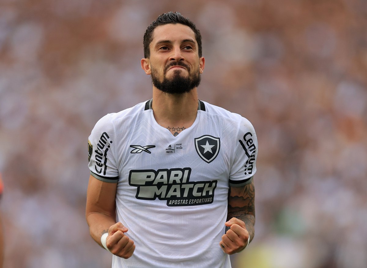 DECISIVO ⚽️

Alex Telles cobra o pênalti com perfeição e recoloca o Botafogo à frente do placar.

É o 4º gol do lateral pelo Glorioso, o 3º de pênalti.

📷: Getty Imges
