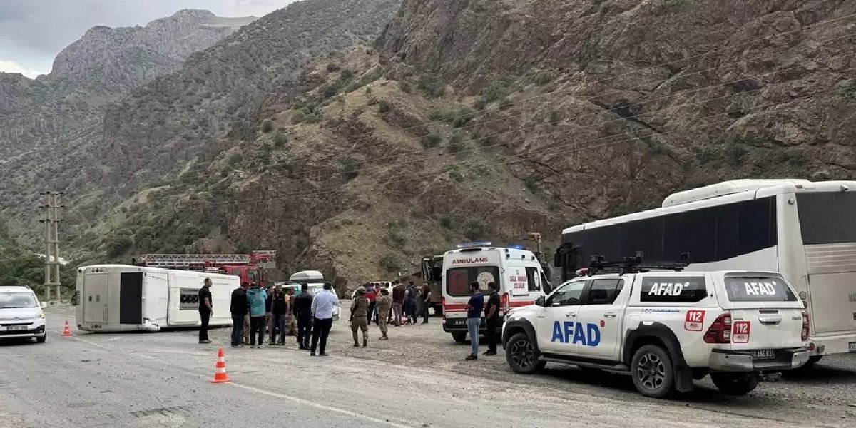 Hakkari'de askeri midibüs devrildi: 12 asker yaralandı

gazetepencere.com/gundem/hakkari…