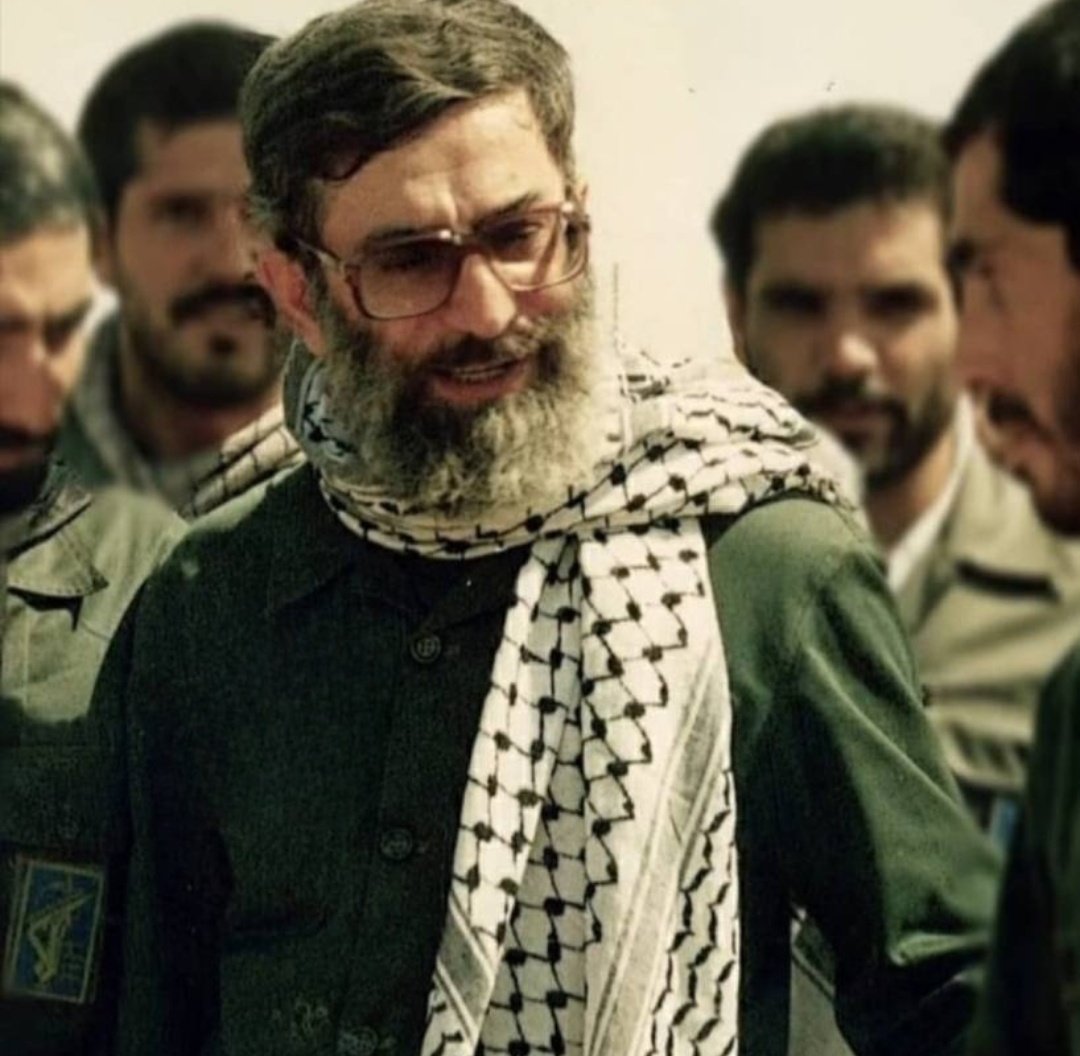 تو‌کیستی ؟ 
که هرکس ولّی اش تو بودی 
عزیز مردم شد..!
#لبیک_یا_خامنه_ای