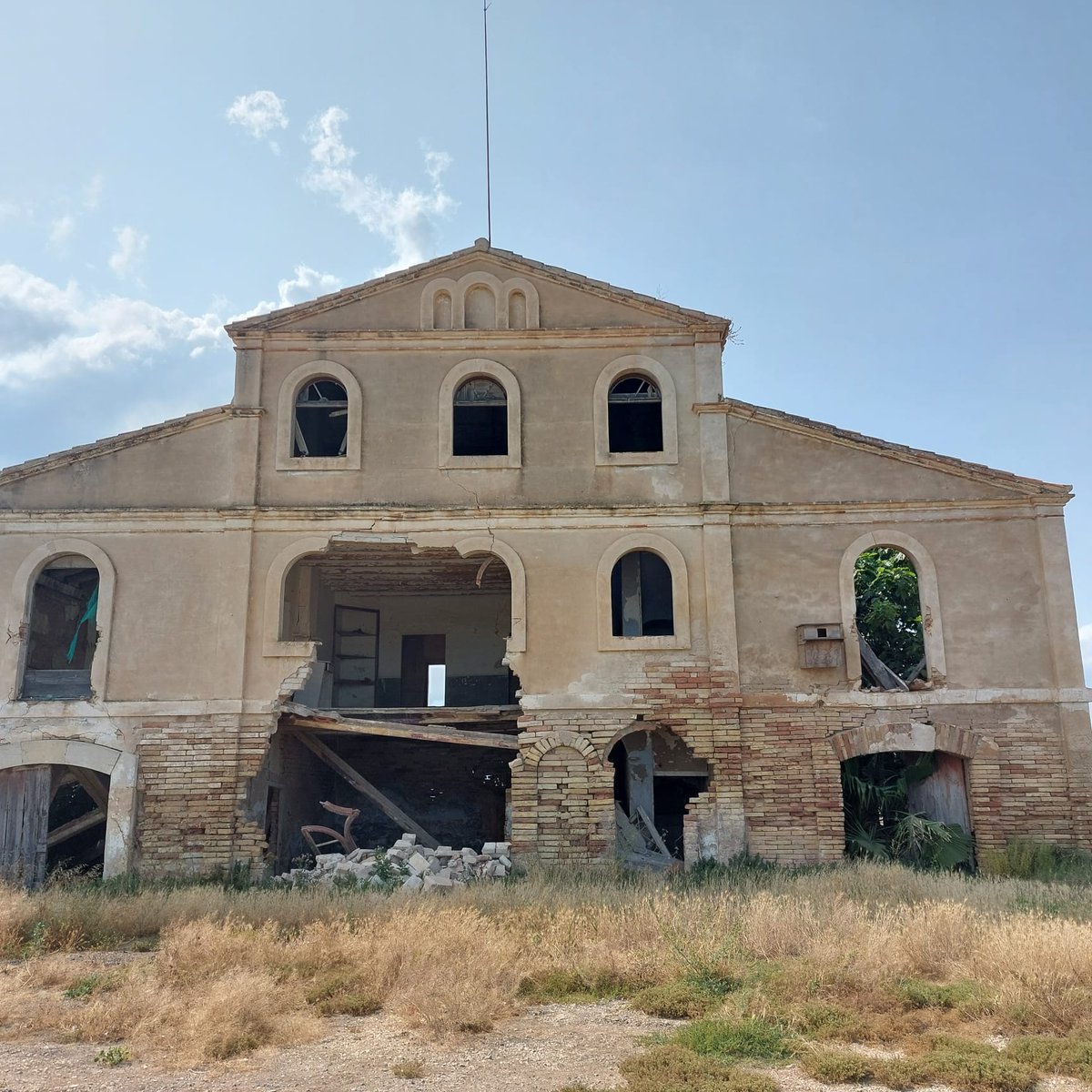 La 1ª foto la vaig fer el setembre passat. Avui <a href="/martisoriano/">Martí Soriano</a> ha fet la 2ª foto.

El Mas de Font, a #Amposta, lenta però inexorablement es va ensorrant. Està desapareixent un dels masos més imponents del delta de l'Ebre. Crec que malauradament ja és massa tard. <a href="/martamasies/">La Caçadora de Masies</a>