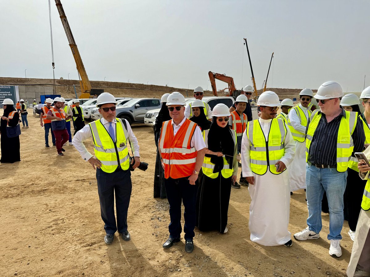 Osamah_333's tweet photo. @jeddahnews_ @Roshnksa @SaudiProject @ZacGhamdi @EngRude @naifsaudi4 @ProjectsGcc @BIDllc_ae @JeddahNow @pcmarinee في إطار التقدم المستمر لمشروع قناة مرافي، تم البدء في تنفيذ جدار القناة المائية وأعمال الجسور، بالتزامن مع استكمال 50% من أعمال الحفر ضمن الجزء الواقع داخل حدود مشروع العروس السكني، وذلك بإجمالي كميات حفر بلغت 1.7 مليون متر مكعب.
#جدة 
#Jeddah #Marafy #Roshn 
@jeddahnews_ https://t.co/Vconk7F8KF