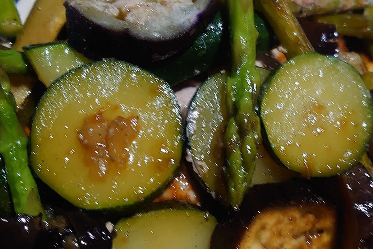 k_max_pic's tweet photo. ズッキーニは。

生食は出来ないので。

ポークソテーと夏野菜の温野菜😅 https://t.co/FeHV6qg7M3