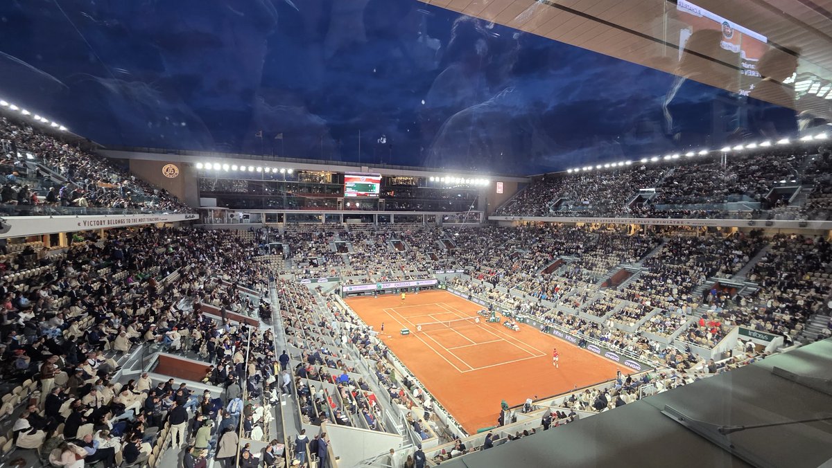 Marc Landré (@marclandre) on Twitter photo Le vieux <a href="/DjokerNole/">Novak Djokovic</a> n'a pas dit son dernier mot. Il vient d'égaliser a 1 set partout dans son 1/4 de finale de <a href="/rolandgarros/">Roland-Garros</a> face a <a href="/AlexZverev/">Alexander Zverev</a>. On n'est pas rentrés/couchés...
#RolandGarros Le vieux <a href="/DjokerNole/">Novak Djokovic</a> n'a pas dit son dernier mot. Il vient d'égaliser a 1 set partout dans son 1/4 de finale de <a href="/rolandgarros/">Roland-Garros</a> face a <a href="/AlexZverev/">Alexander Zverev</a>. On n'est pas rentrés/couchés...
#RolandGarros