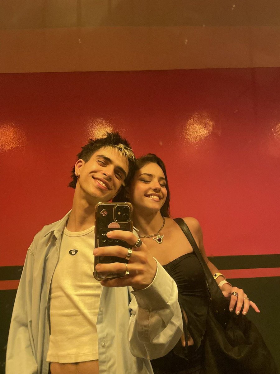 proyectanto's tweet photo. ojalá vivas rodeada de gente que te ama 🩷

#ANTOWEEK + day 7: anto x love https://t.co/zGFH6TWRji