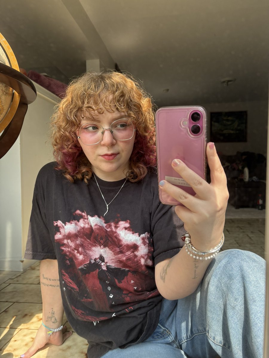 BoLikesBooks's tweet photo. HI I’m live on twitch right now! You should come say Hi, drop a !fish in chat! 

https://t.co/Tee9ckrmX2 https://t.co/zRnGF4Z5fQ