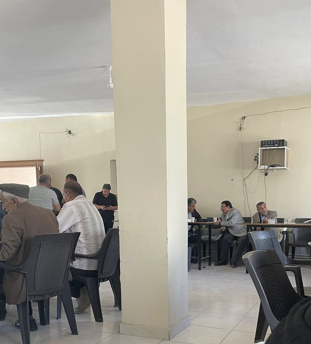 EAsireti's tweet photo. Aşiret liderimiz M Salih Õzbek #Edremit ilçemiz #Süphan mahallesinde #Xalilan Aşireti taziye ziyaretinde bulundu. Merhumu Allah rahmet eylesin mekanı cennet olsun inşallah https://t.co/RkXerOUGpZ