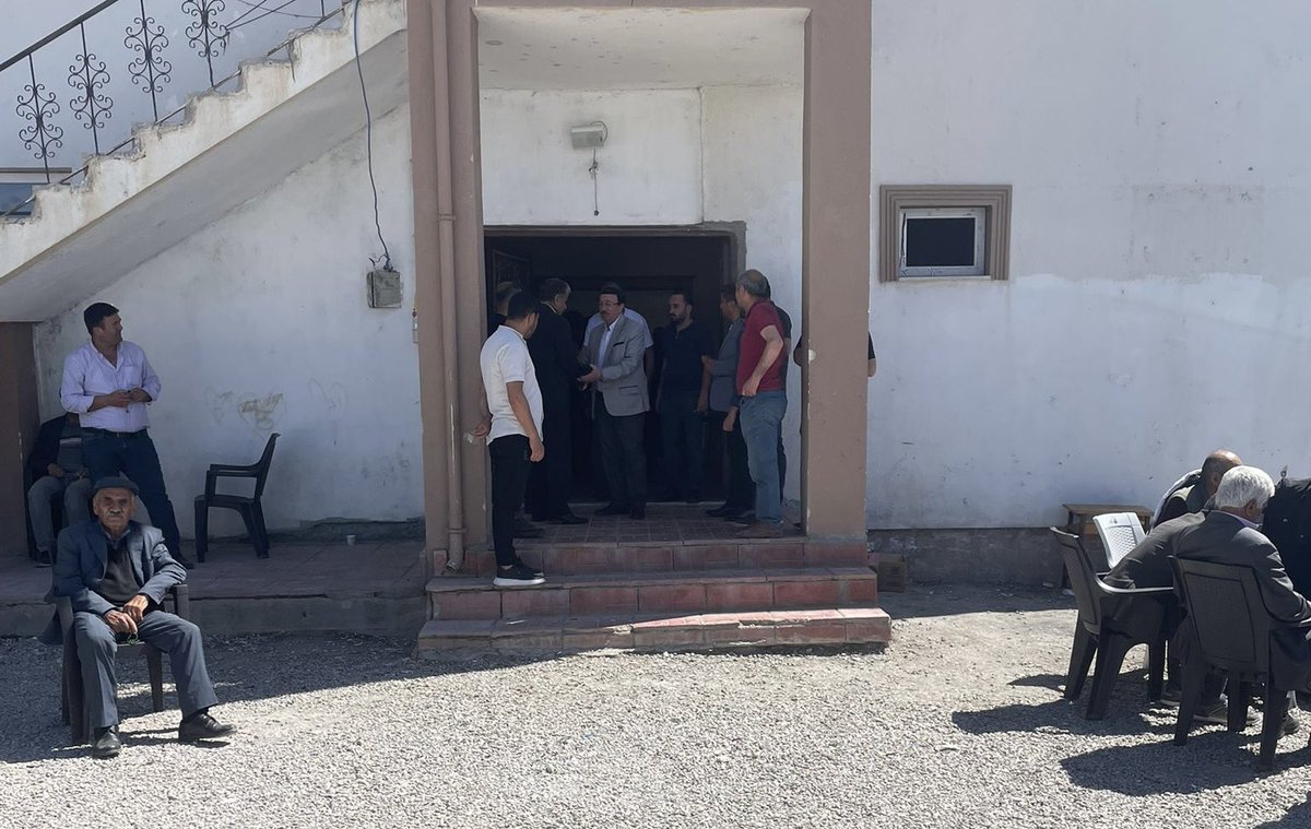 EAsireti's tweet photo. Aşiret liderimiz M Salih Õzbek #Edremit ilçemiz #Süphan mahallesinde #Xalilan Aşireti taziye ziyaretinde bulundu. Merhumu Allah rahmet eylesin mekanı cennet olsun inşallah https://t.co/RkXerOUGpZ