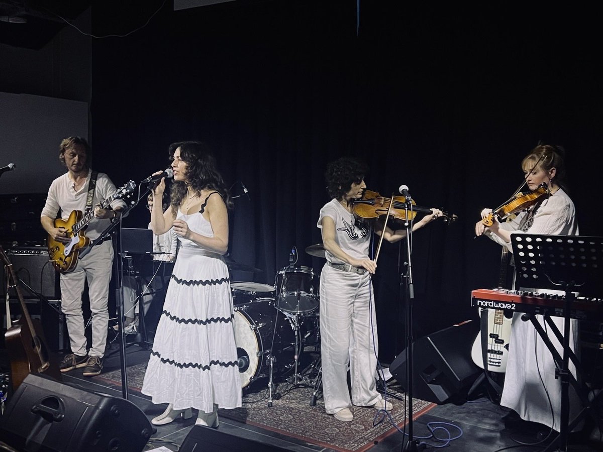 sister john (@sister_john) on Twitter photo If you missed it at the weekend, we’ll be playing our new LP…
‘Don’t Worry, It’s Forever’
…from start to finish at <a href="/FRETSCONCERTS/">FRETS</a> this Friday
<a href="/GramSkin/">Grahame Skinner</a> <a href="/thebathersoffi1/">thebathersofficial</a>
🎟️fretsconcerts.com/2025/05/07/sis…
📷 <a href="/Overourwall/">Over Our Garden Wall</a> If you missed it at the weekend, we’ll be playing our new LP…
‘Don’t Worry, It’s Forever’
…from start to finish at <a href="/FRETSCONCERTS/">FRETS</a> this Friday
<a href="/GramSkin/">Grahame Skinner</a> <a href="/thebathersoffi1/">thebathersofficial</a>
🎟️fretsconcerts.com/2025/05/07/sis…
📷 <a href="/Overourwall/">Over Our Garden Wall</a>