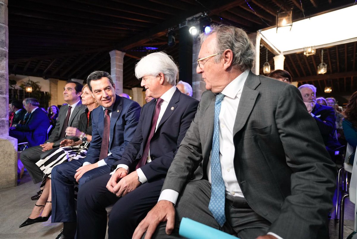 Hoy hemos inaugurado las IX Jornadas de Juntas de Gobierno en Jerez. Durante dos días, cerca de 700 representantes de los Colegios de la Abogacía debatiremos los grandes retos de los 240.000 profesionales colegiados. Son las Jornadas de la defensa de la Abogacía.
#AbogacíaAvanza