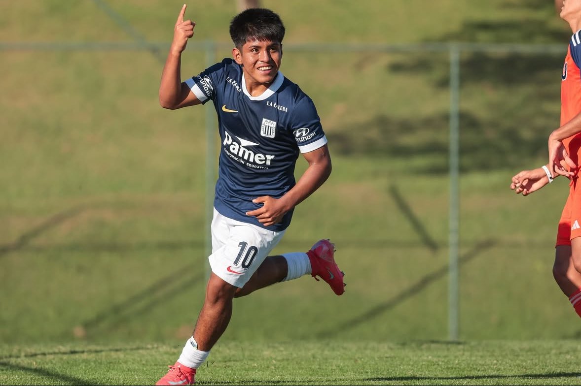 ¡A SEMIS! 

La Sub15 de Alianza Lima venció 3-1 a la U de Chile y clasificó a la semifinal del torneo Nike Premier Cup 2025 en Brasil. 

El rival a enfrentar en la semifinal es Colo Colo 🇨🇱.