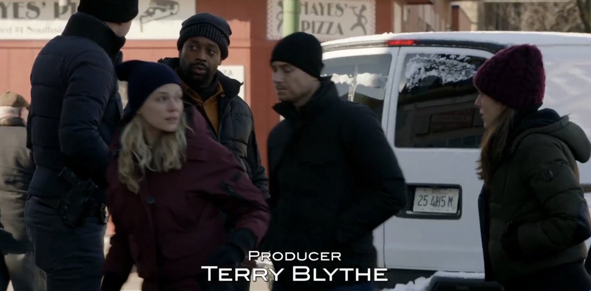 zathecrazyone's tweet image. Halstead tapping upton as they're walking away....upton looking back at him....
I miss when upstead were upsteading 🫠🥲🥲