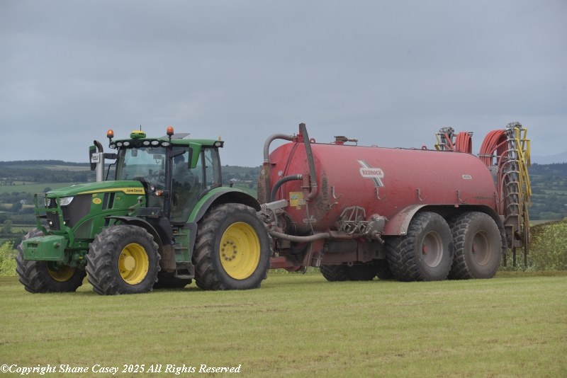 Taken a few days ago as a local contractor got slurry out to feed a crop for second cut in a few weeks time with 2 John Deere 6R Tractors with <a href="/RedrockMach/">Redrock Machinery </a> 4000 gallon tankers.
#IrishFarming #IrishAgri