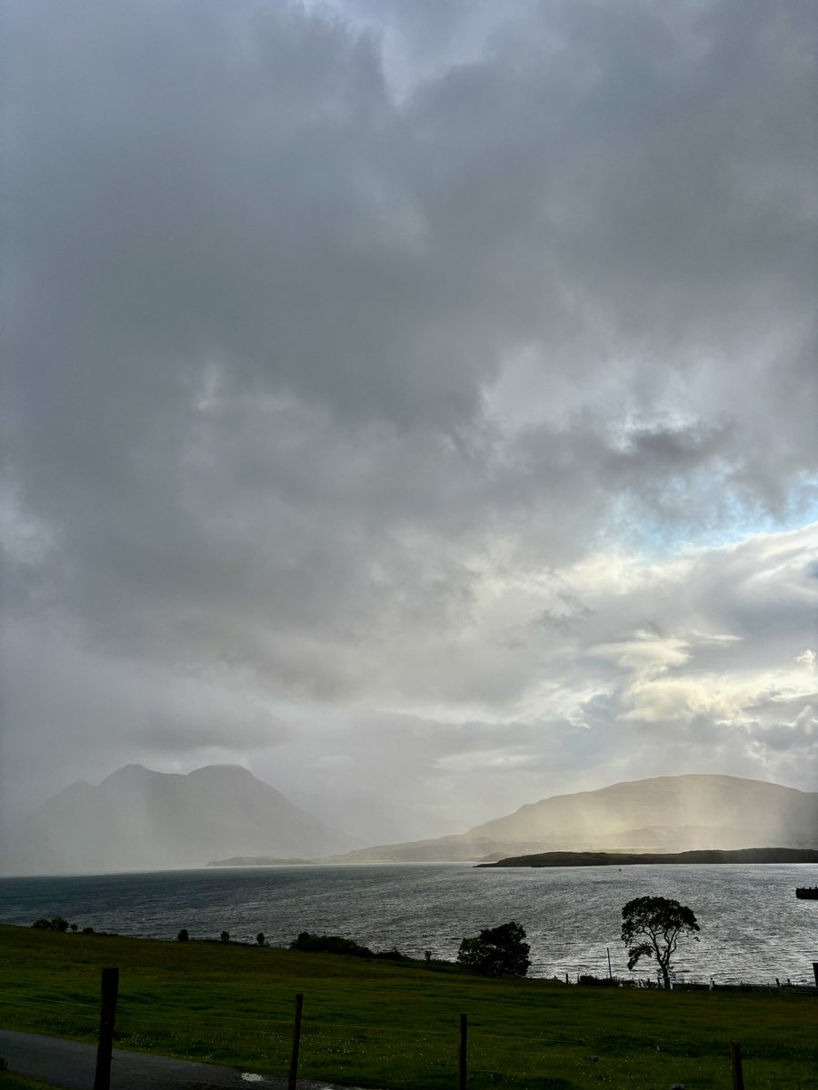 AlasdairDAY's tweet photo. #changeable #weather @RaasayWhisky #today #rain #wind #sun #seaview #skye https://t.co/a9gCfkgi9P