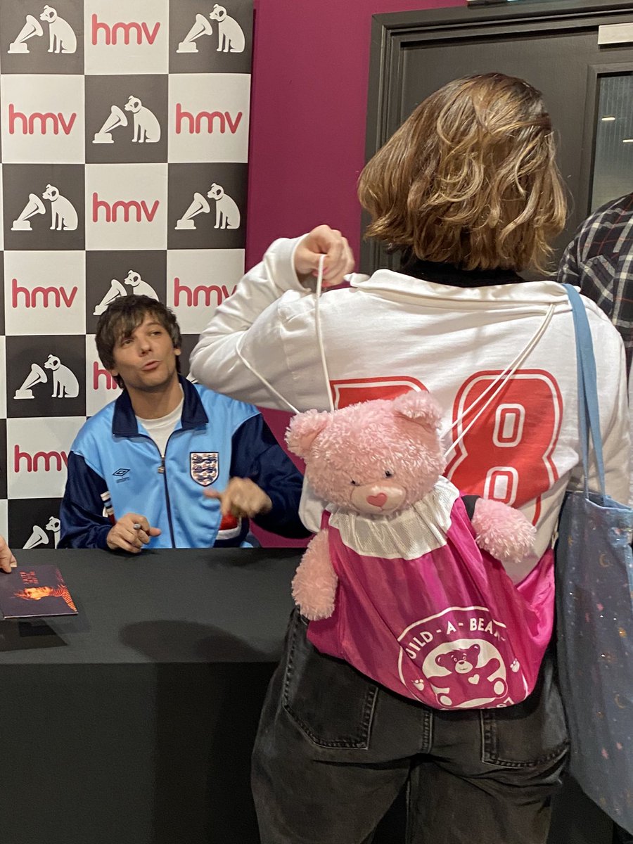 EilidhAdventure's tweet photo. CALLING ALL LOUIES - help me #FindEilidhBear !!

eilidh was a huge louis tomlinson/one direction fan before she passed, and eilidh bear (named after eilidh) was meant to be meeting louis at socceraid this month. eilidh bear was meant to be seeing him again, and now she's missing. i'm heartbroken.

please help me by sharing, and if you're in manchester, help me find her. :(