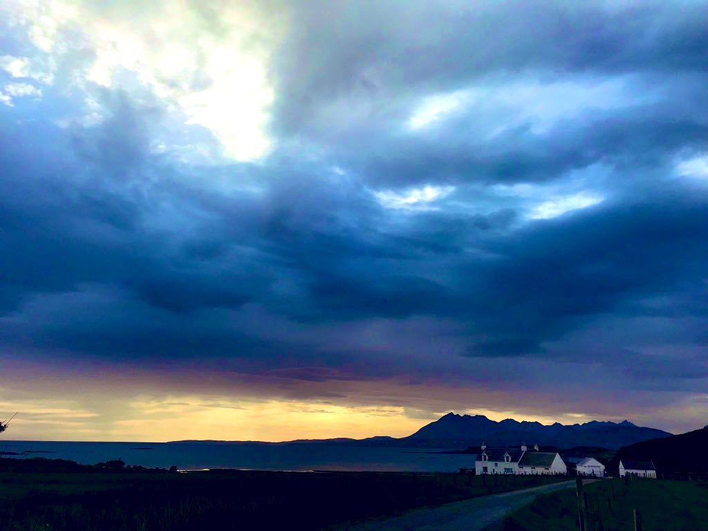 Been like an autumn day.. 💨☔️ - End of the day - Gillean Beach, Achnacloich, Isle of Skye #Scotland 🏴󠁧󠁢󠁳󠁣󠁴󠁿